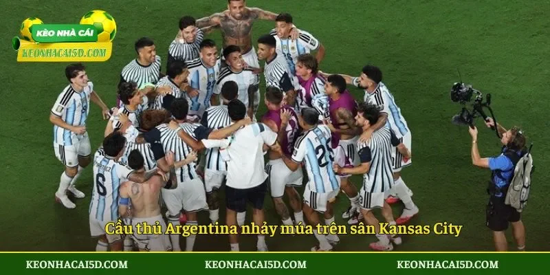 Cầu thủ Argentina nhảy múa trên sân Kansas City