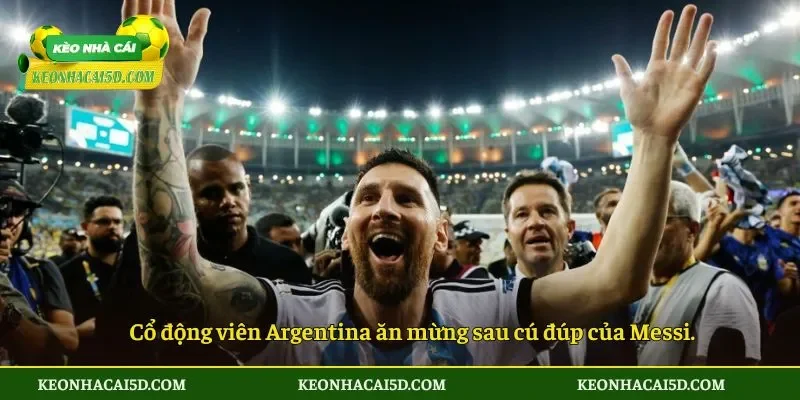 Cổ động viên Argentina ăn mừng sau cú đúp của Messi.