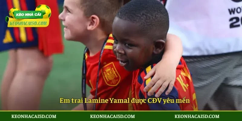 Em trai Lamine Yamal được CĐV yêu mến
