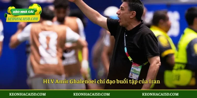 HLV Amir Ghalenoei chỉ đạo buổi tập của Iran