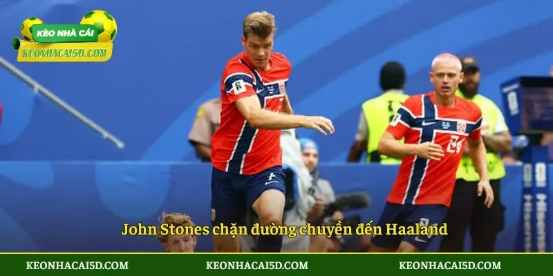 John Stones chặn đường chuyền đến Haaland