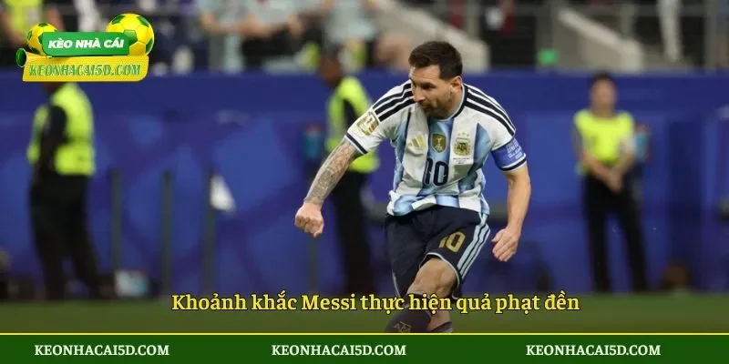 Khoảnh khắc Messi thực hiện quả phạt đền