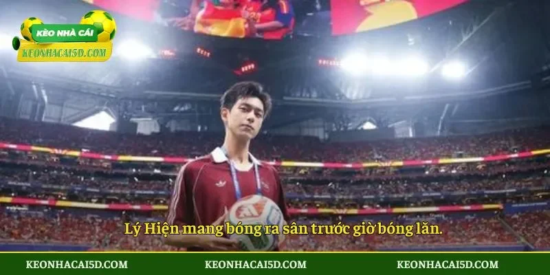 Lý Hiện mang bóng ra sân trước giờ bóng lăn.