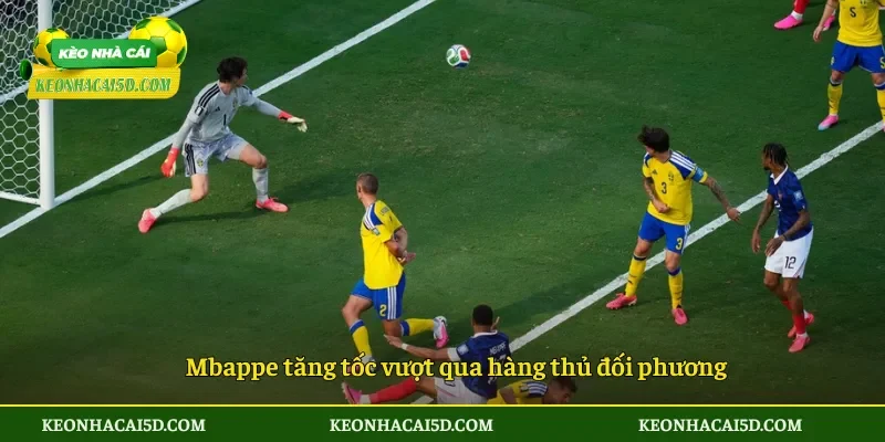 Mbappe tăng tốc vượt qua hàng thủ đối phương