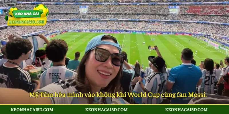 Mỹ Tâm hòa mình vào không khí World Cup cùng fan Messi.