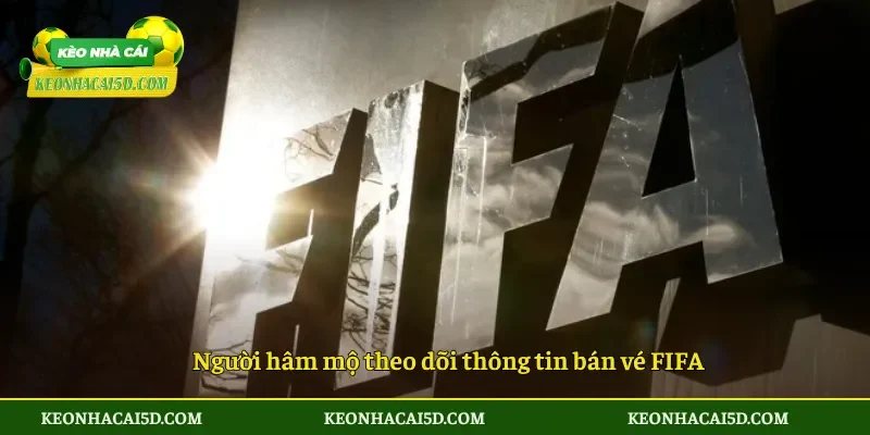 Người hâm mộ theo dõi thông tin bán vé FIFA