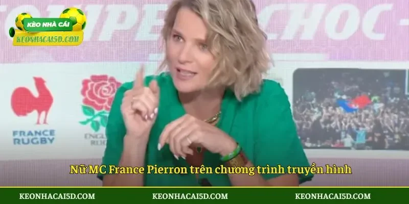 Nữ MC France Pierron trên chương trình truyền hình