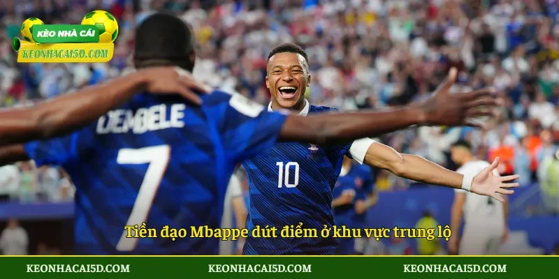Tiền đạo Mbappe dứt điểm ở khu vực trung lộ