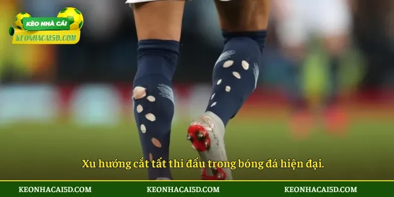 Xu hướng cắt tất thi đấu trong bóng đá hiện đại.